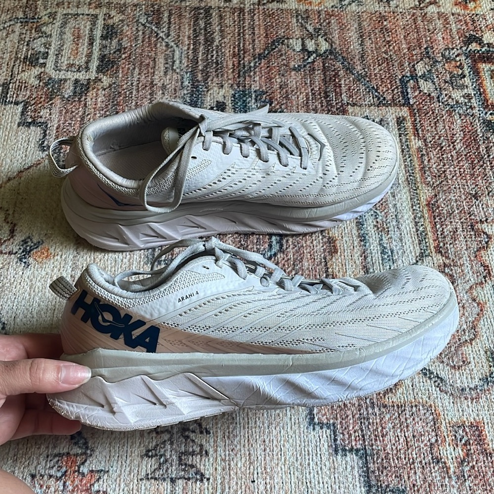 Hoka arahi 4 sneakers
